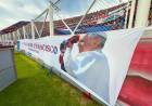 Las banderas de apoyo de los hinchas de San Lorenzo al Papa Francisco en el Nuevo Gasómetro