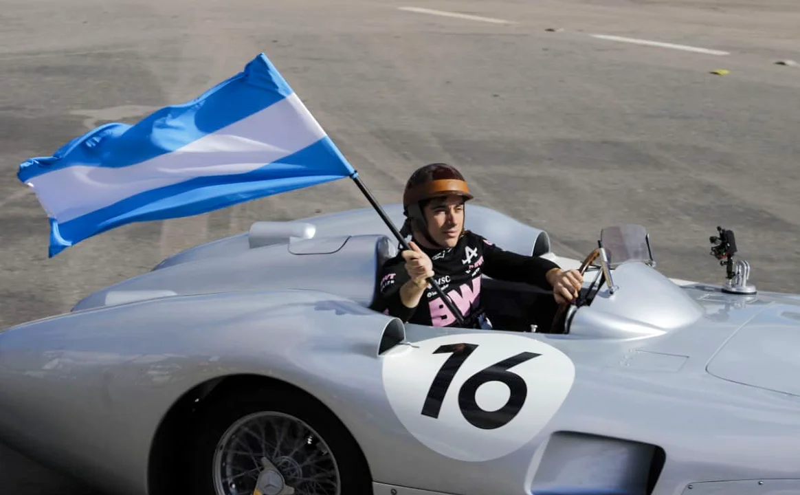 Colapinto emocionó a los nostálgicos con la histórica “Flecha de Plata” de Fangio