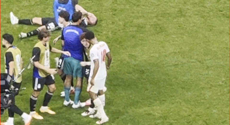 Escándalo en el Mundial: cobarde cachetazo de Bellingham al “Colo” Barco tras la eliminación de Inglaterra
