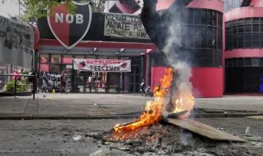 Hinchas de Newell‘s tomaron el club a la espera de la renuncia del presidente
