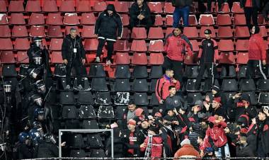 La Policía reprimió a los hinchas de Newell’s mientras se disputaba el partido ante Belgrano de Córdoba