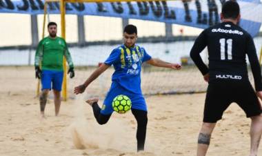 Agenda deportiva: destacados equipos de fútbol playa del interior del país juegan un campeonato nacional en Rosario