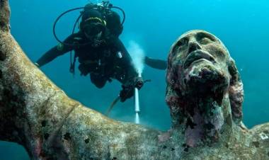 Limpiaron la escultura del Cristo del Abismo a 17 metros bajo el mar en Italia