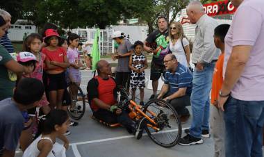 Niños y jóvenes de las Estaciones Municipales recrearon la nueva bandera en el cierre anual de deportes