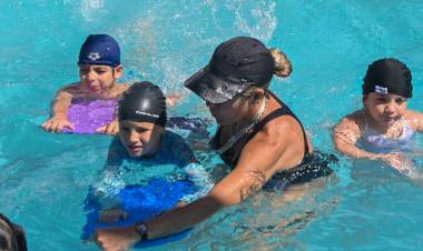 36.000 niños, niñas y adolescentes aprenden a nadar en las Escuelas de Verano de la Provincia