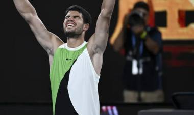 Alcaraz le ganó un partido inolvidable a Zverev y avanzó a la final en el Abierto de Australia