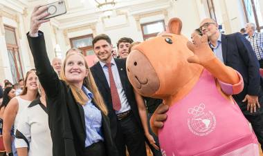Otro hito deportivo: Pullaro lanzó el Mundial Juvenil de Aguas Abiertas 2026 que se disputará en la ciudad de Santa Fe