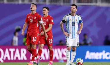 Por qué la Selección argentina usa brazalete negro en el partido ante Suiza