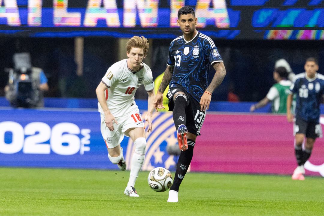Cuti Romero y Lisandro Martínez cruzaron a Gary Neville tras vencer a Inglaterra en el Mundial: “Espero no ser tan estúpido”