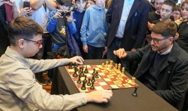 Pullaro recibió al ajedrecista Faustino Oro en Rosario: “Los valores del deporte son los que necesitamos para una sociedad diferente”