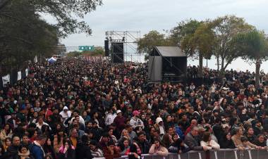 Más de 40 mil personas festejaron la llegada de la Antorcha Suramericana y la iluminación del Puente Colgante