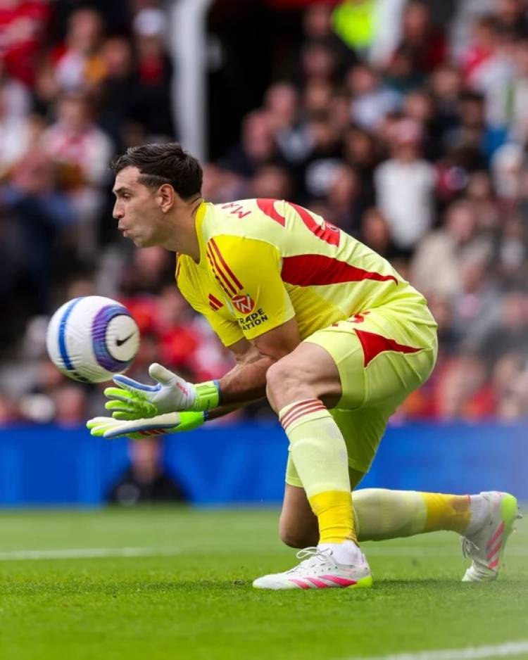 Una atajada del ´Dibu´ Martínez en Aston Villa fue elegida como la mejor de la temporada en la Premier League