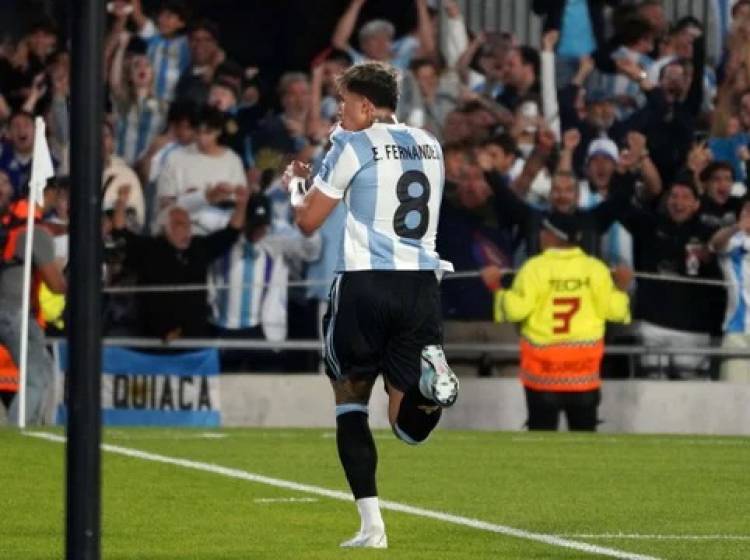 Enzo Fernández llegó para sumarse a la Selección argentina y se refirió a Franco Mastantuono: “Es un crack”