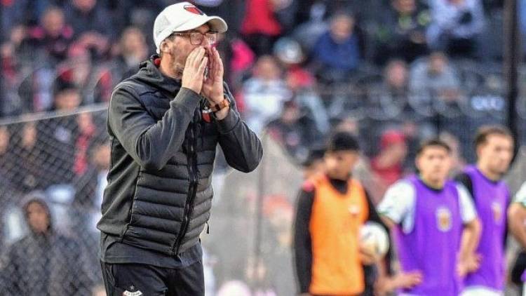Minella en la cuerda floja: Colón se hunde y crece la incertidumbre