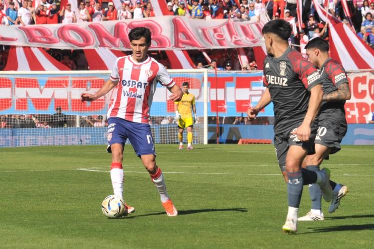 Unión igualó 1 a 1 con Huracán que jugó todo el complemento con un hombre menos