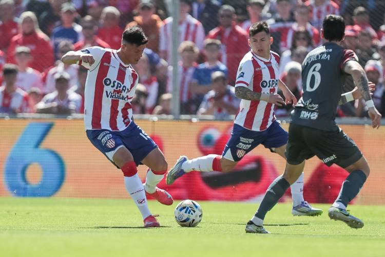 Unión igualó 1 a 1 con Huracán que jugó todo el complemento con un hombre menos