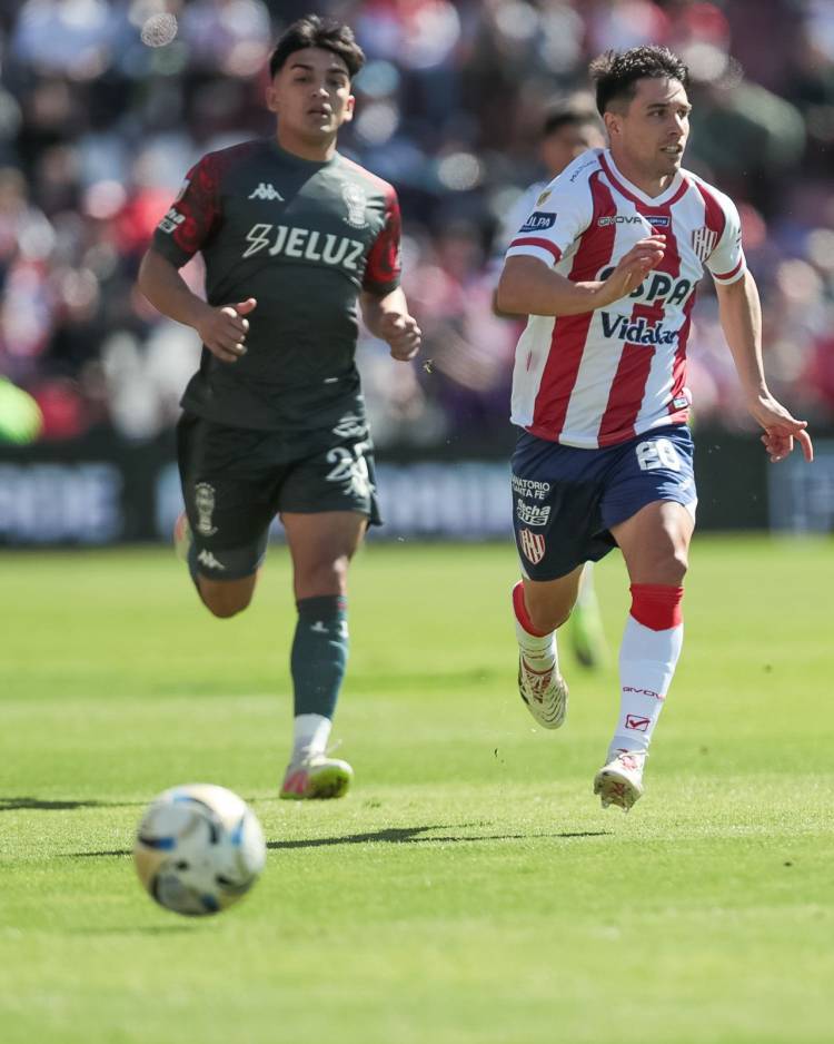 Unión igualó 1 a 1 con Huracán que jugó todo el complemento con un hombre menos