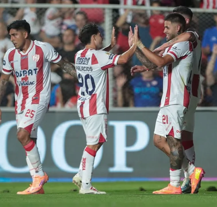 Unión goleó a Defensa y Justicia y volvió a acercarse a la punta de la zona A