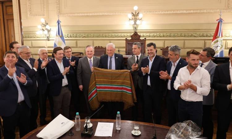 El Senado Provincial homenajeó al campeón del mundo del 86’ Nery Alberto Pumpido