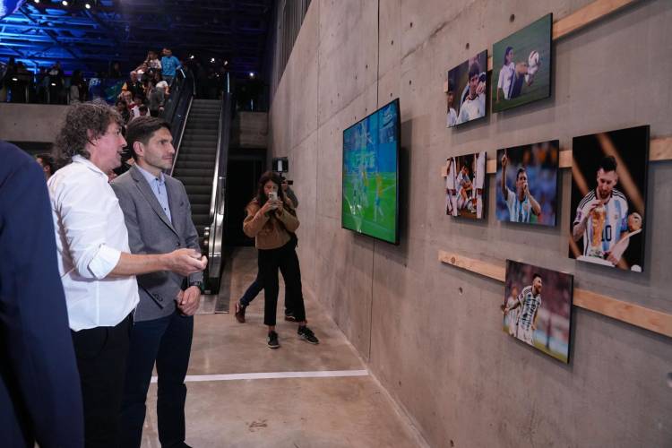Pullaro participó en Rosario de la inauguración de la muestra de fotos de Messi y lo destacó como ejemplo dentro y fuera de la cancha