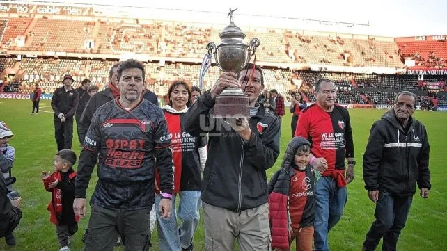 Colón le rindió tributo a los familiares de los héroes que hicieron caer al Santos de Pelé
