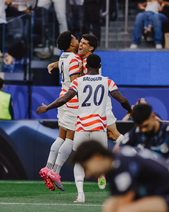 Estados Unidos arrasó a Paraguya en el debut