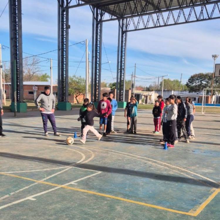 Con pasión, las infancias de Alto Verde alientan a la Selección en la Estación Municipal