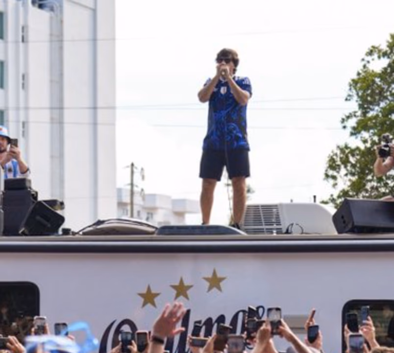 Banderazo en Miami: Ciro se subió al techo de un auto y cantó para los hinchas presentes