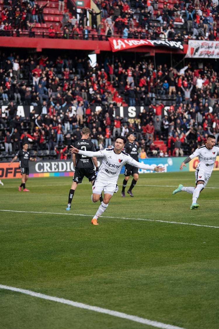 Colón aplastó a Central Norte, quedó segundo y ahora va a la caza del líder Ferro