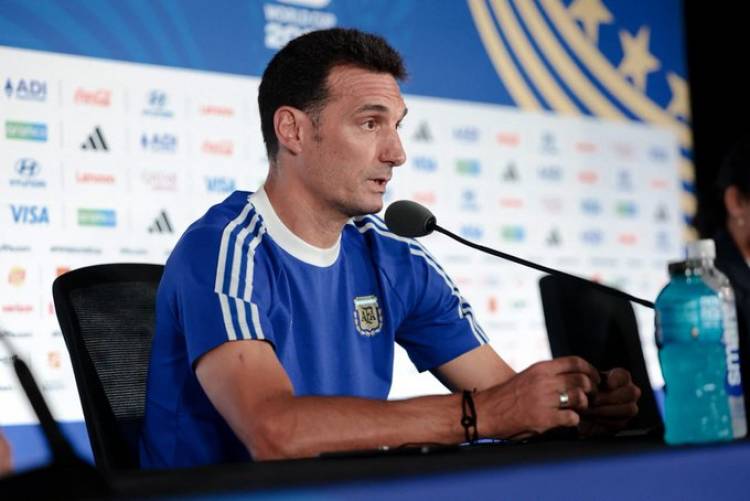 Lionel Scaloni sobre el equipo titular ante Inglaterra: “Podríamos hacer un cambio”