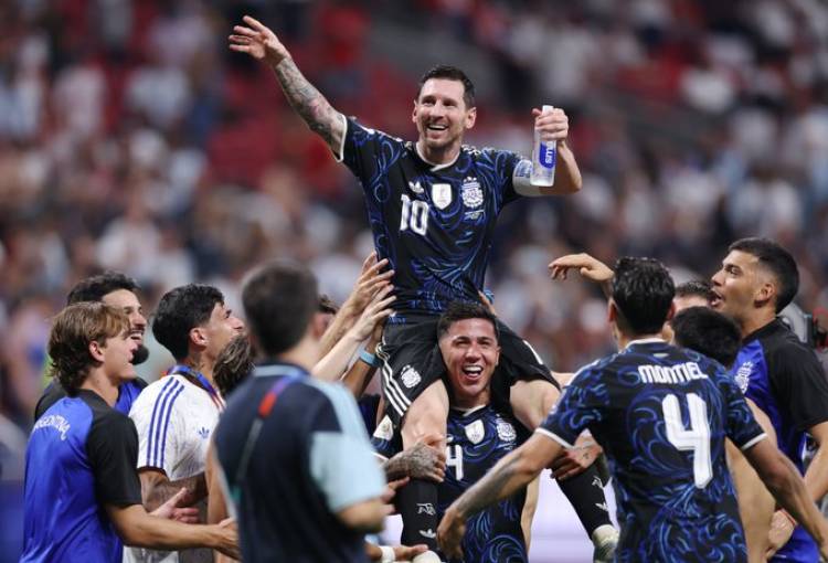 Messi celebró poder darle una alegría a los argentinos que no tienen trabajo y no llegan a fin de mes