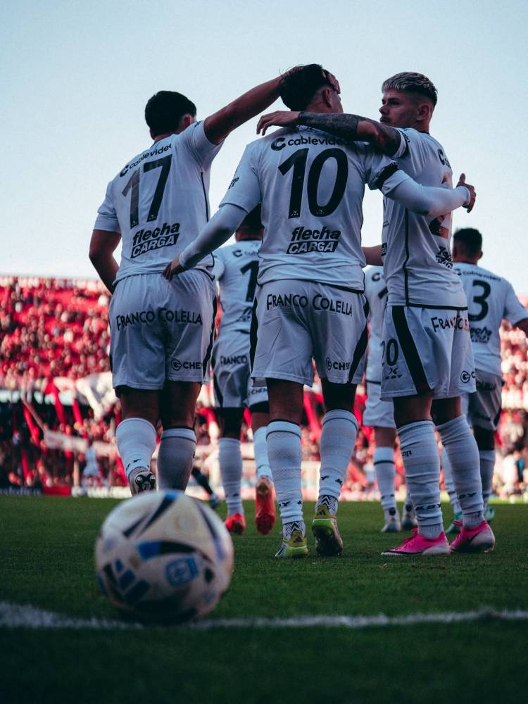 Sin brillar, pero ganando: Colón festejó ante San Telmo en el debut de Delfino
