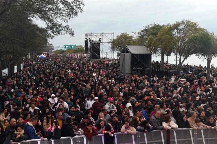 Más de 40 mil personas festejaron la llegada de la Antorcha Suramericana y la iluminación del Puente Colgante
