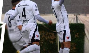Colón empató un partido picante ante Estudiantes de Caseros y quedó como único líder