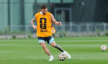 La Selección argentina entrenó bajo la lluvia, mientras que España canceló la práctica