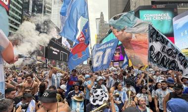 La Argentina copó Times Square con un banderazo multitudinario