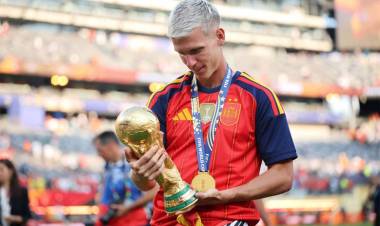 Dani Olmo cruzó a Ayala tras el conflicto durante el Mundial: “Está faltando a la verdad”