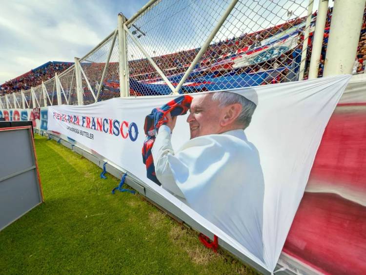 Las banderas de apoyo de los hinchas de San Lorenzo al Papa Francisco en el Nuevo Gasómetro