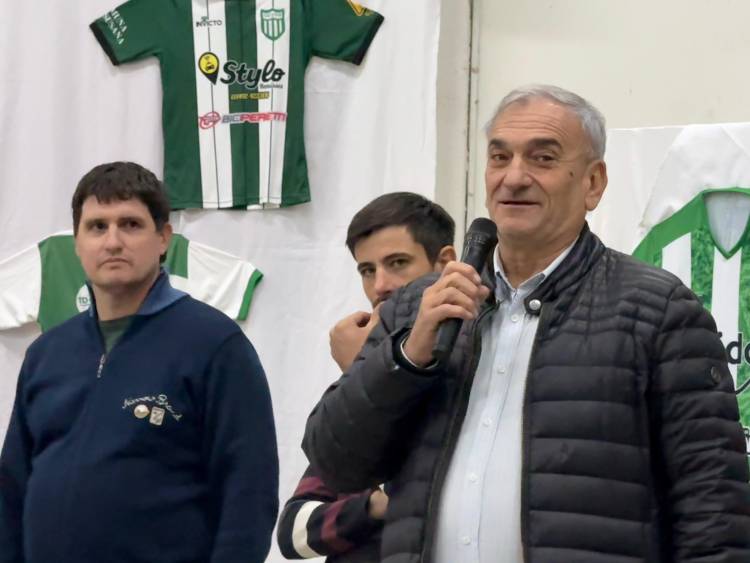 Calvo participó del lanzamiento de la indumentaria del Club Cultural y Deportivo Susana 