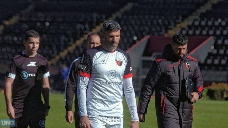 Emmanuel Gigliotti: "Nos falta todo, no pateamos al arco ni jugamos a nada"
