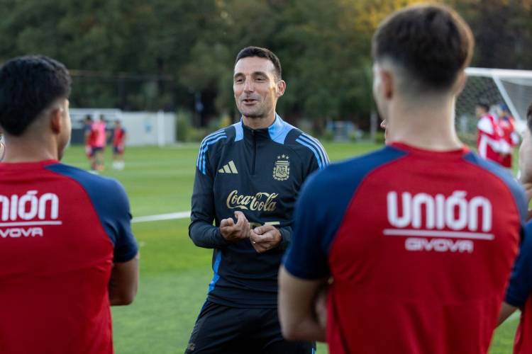 El plantel de Unión recibió la visita de Lionel Scaloni