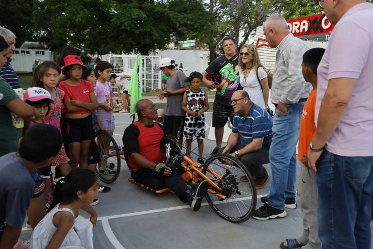 Niños y jóvenes de las Estaciones Municipales recrearon la nueva bandera en el cierre anual de deportes