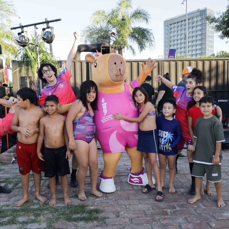Juegos Suramericanos 2026: Capi se presentó en las playas de la ciudad