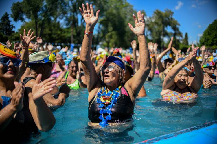 Un clásico del verano: 2.400 personas participaron de la tradicional clase de aquagym en el Balneario del Saladillo