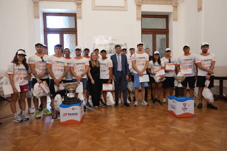 Pullaro presentó a los nadadores de la Santa Fe - Coronda: “El deporte nos distingue como provincia”