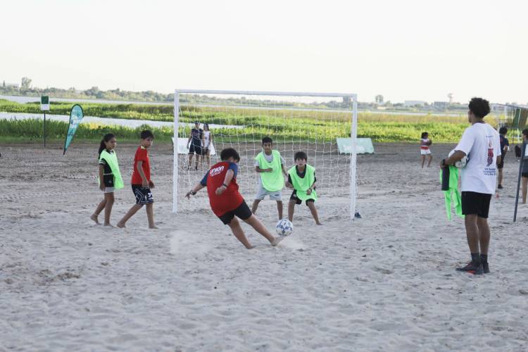 Actividades deportivas y recreativas para disfrutar las playas durante febrero