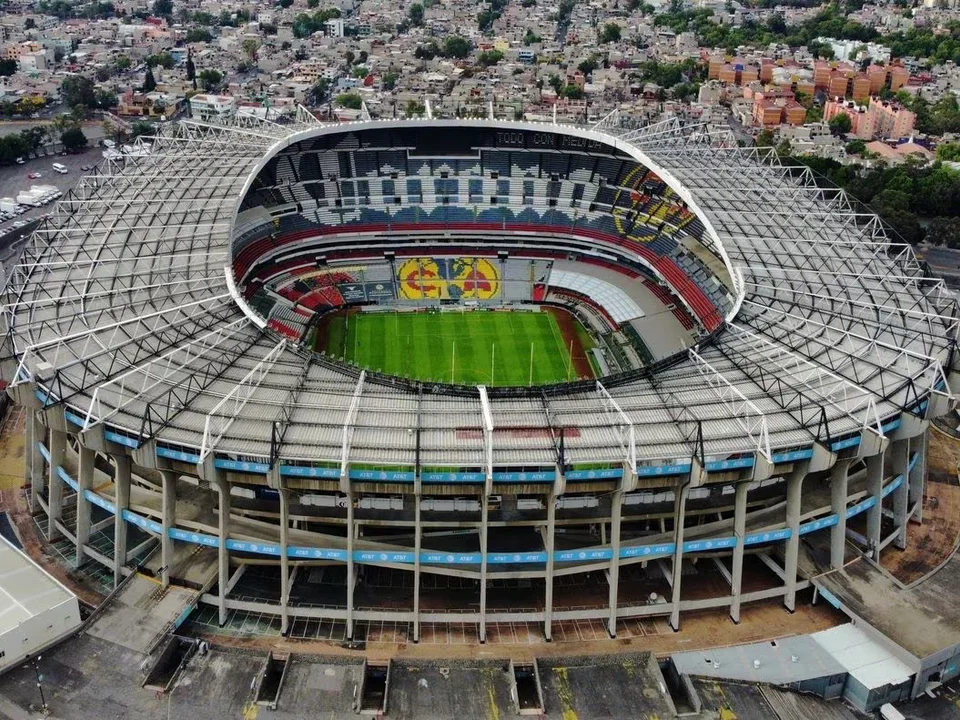 Tragedia en la reapertura del estadio Azteca: murió un hincha tras caer desde un segundo piso