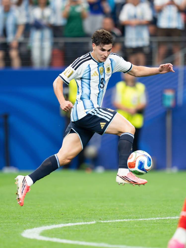 Escándalo Julián Álvarez: Atlético de Madrid denunciaría al Barcelona ante la FIFA