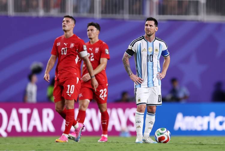 Por qué la Selección argentina usa brazalete negro en el partido ante Suiza