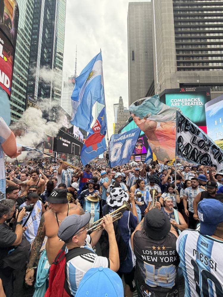 La Argentina copó Times Square con un banderazo multitudinario